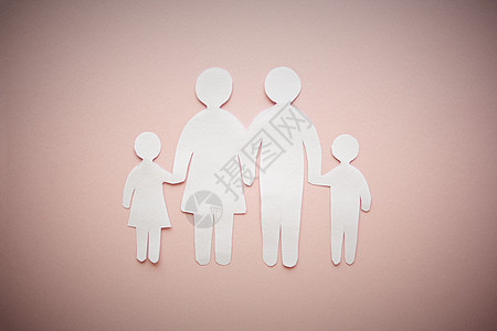 以明亮的粉红背景切除家庭纸父母母亲商业孩子社会合作团队女儿父亲儿子图片