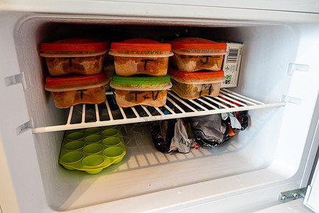 装满食物的冷冻柜图片