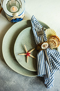 带有海星和贝壳的海洋表海洋白色石头食物剥离制品假期桌子餐具刀具图片