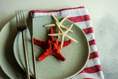带有海星和贝壳的海洋表剥离制品餐巾陶瓷环境假期餐具盘子热带桌子图片