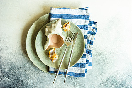 带有海星和贝壳的海洋表餐巾制品环境陶瓷假期白色刀具热带盘子桌子图片