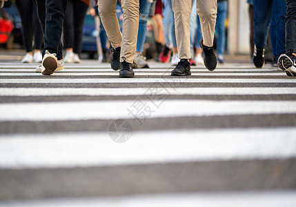 人横过十字路口抢购旅行街头生活宏观场景男人城市街道生活运输图片