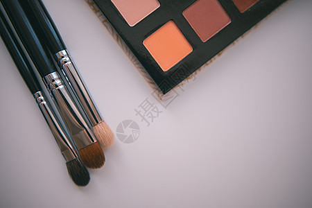 化妆化妆品工具背景铅笔彩妆护理刷子产品桌子阴影女性郁金香皮肤图片