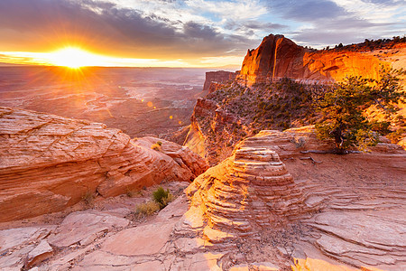 在日出时光照亮的美丽金色晨光中 犹他州闪耀着天空和蓝天 乌他州布莱斯峡谷国家公园中的巨型流氓沙岩形成晴天日落橙子海洋蓝色阳光云景图片