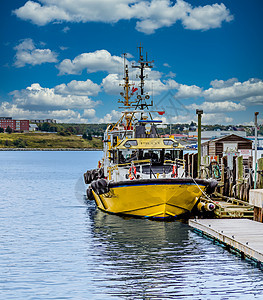 哈利法克斯码头的黄色驾驶艇图片