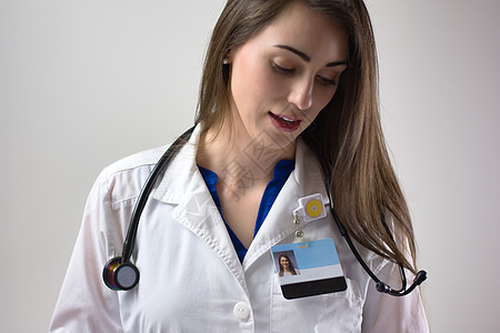 灰色背景的女医生 白大衣 听诊器 徽章可见快乐外科从业者走廊护士医院职业居民医师门厅图片