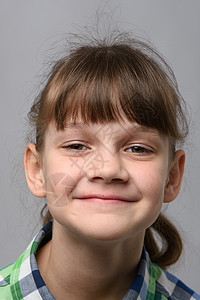 一个快乐的十岁女孩的肖像 以欧洲的外貌 特写图片