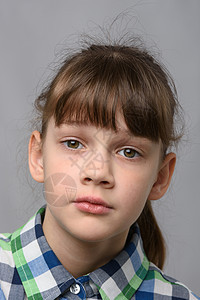 一个富有同情心的十岁欧洲女孩的肖像 特写图片