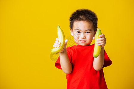 儿童或孩子可爱可爱的小男孩 有吸引力的笑容 玩游戏童年乐趣男生工作室婴儿头发快乐电话育儿水果图片