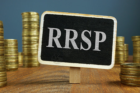 RRSP 注册的退休储蓄计划和一堆硬币图片