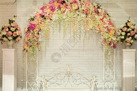 婚礼仪式上用鲜花织大弓绿色婚姻花环已婚派对花束植物花圈花朵装饰图片