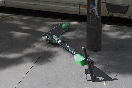 法国法语非生态生活方式 短期使用物体 法国巴黎公路上的断电电滑板机车(Paris)图片