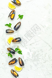 含柠檬和面的海食贝壳煮沸香菜石头海鲜黑色桌子盘子贝类食物美食图片