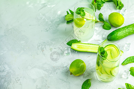 黄瓜和莫吉托鸡尾酒脱毒鸡尾酒玻璃热带草本植物饮料果汁苏打叶子食物蔬菜平衡图片