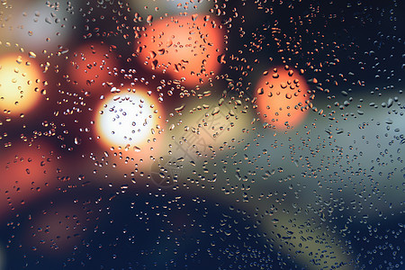 汽车玻璃上的雨滴背景生活城市秋雨街道交通气象窗户季节下雨图片