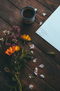 桌上的鲜花 咖啡和纸办公室工作房间植物装饰桌子咖啡店职场杯子生活图片