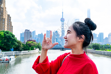 上海手绘微笑的女人身体的爱情语言 标志与城市香庄背景