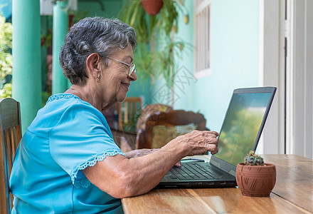 使用现代笔记本电脑的老年妇女人士思维女人微笑技术科技女性工作女士长老图片
