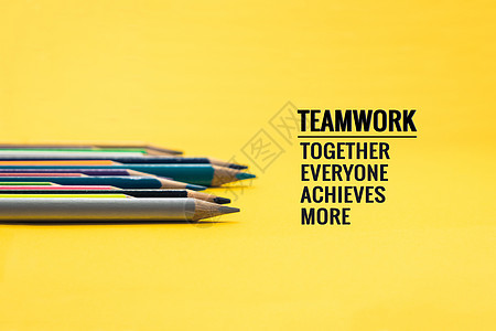 团队工作概念 黄色背景知识彩色铅笔组创新标签红色领导者力量战略职业辅导经理智力图片