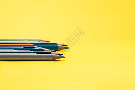 团队工作概念 黄色背景的彩色铅笔组商业力量领导白色权限圆形标签权威创造力领导者图片