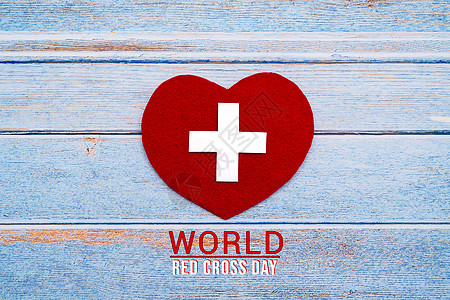 世界红十字日 红心放在木桌上的背景纸质图片