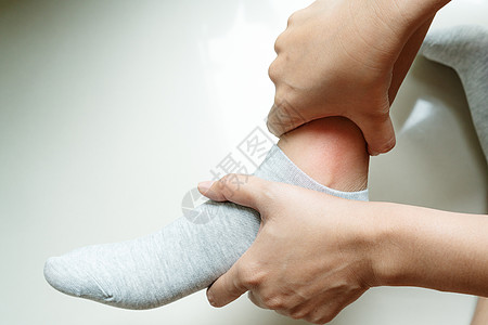 妇女脚踝受伤伤人 妇女触摸脚踝疼痛伤害按摩膝盖骨科身体肌肉糖尿病女性卫生治疗图片