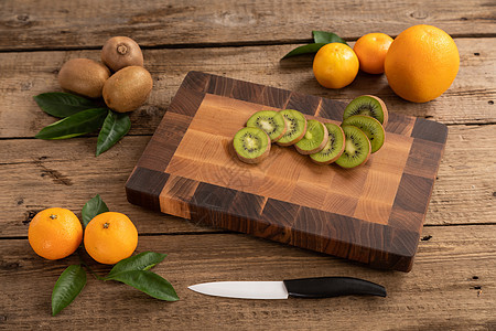 木制切割板上有刀子的水果木板正方形白色绿色工作室奶奶服务饮食小吃种子图片