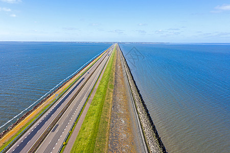 从荷兰北部的Afsluitdijk航空天空旅游建筑学汽车旅行沥青海岸蓝色力量卡车图片