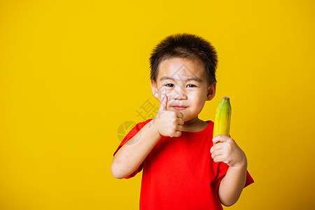 小可爱可爱的小男孩有吸引力的笑容 玩着香蕉和S水果孩子眼睛营养男生喜悦食物维生素电话乐趣图片