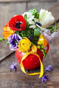 丰富多彩的春花花朵花瓶喜悦快乐生日花束图片