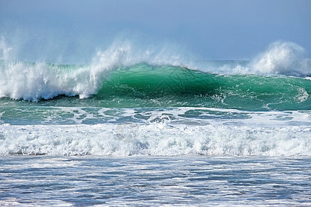 具有高浪的狂野大西洋飞溅冒险海洋海浪冲浪天空液体天堂海岸海景图片