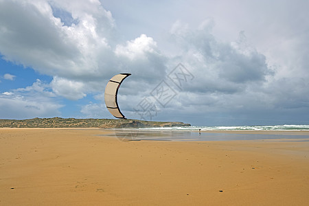在葡萄牙Carapateira海滩上冲浪海岸线风筝木板旅行悬崖活动冒险假期旅游娱乐图片