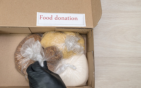 将长期粮食供应装在盒子中食品必需品签名援助捐款送货社交命令杂货店隔离图片