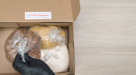 将长期粮食供应装在盒子中送货包装产品社交宽慰杂货店社区援助志愿者隔离图片