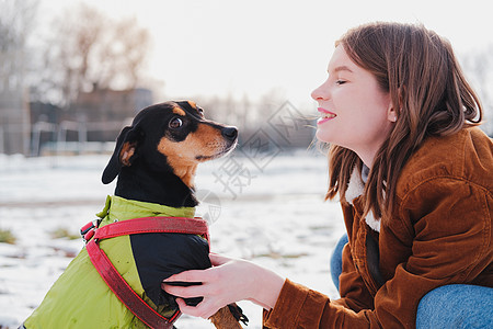 一个年轻女人的肖像 和她可爱的条狗图片