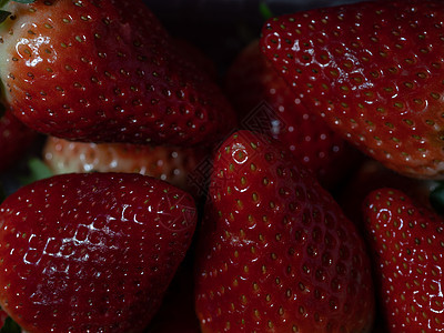 几张深草莓宏观照片图片