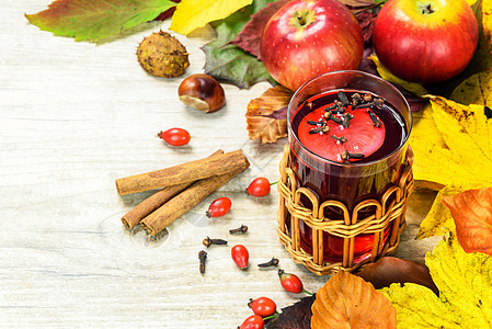 秋季暖和茶湿气叶子杯子假期玻璃季节早餐木头肉桂饮料图片