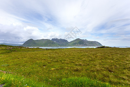 有着草原 山地和宫殿的美丽的扫描性风景景观爬坡旅游场景男人小屋建筑花园村庄天空田园图片