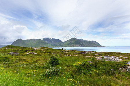 草原 山地和村庄的美丽的扫描景色 挪威洛福顿岛爬坡风暴天空田园花园农业旅游小屋房子场景背景图片