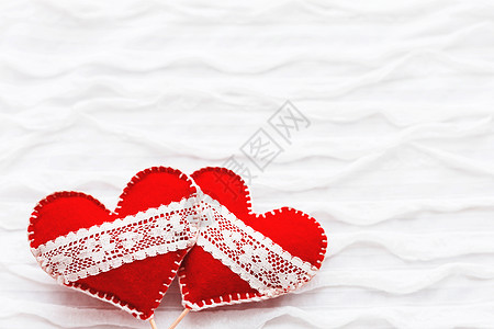 白色布料背景与ruche 两个感觉着心带蕾丝 爱的象征 对情人节卡片很好 文本的位置红色情感庆典纺织品褶皱手工夫妻假期织物毛毡图片
