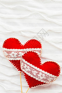 白色布料背景与ruche 两个感觉着心带蕾丝 爱的象征 对情人节卡片很好 文本的位置手工夫妻毛毡织物情感假期纺织品褶皱庆典红色图片