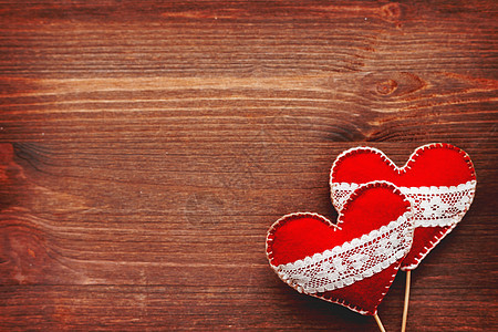 两颗心带着鞋带 爱情的象征 木质背景 适合情人节卡片 文本位置蕾丝织物工艺手工情感庆典毛毡红色假期图片