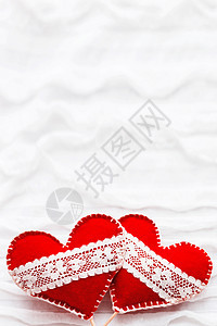 白色布料背景与ruche 两个感觉着心带蕾丝 爱的象征 对情人节卡片很好 文本的位置纺织品假期庆典夫妻情感红色毛毡织物手工褶皱图片