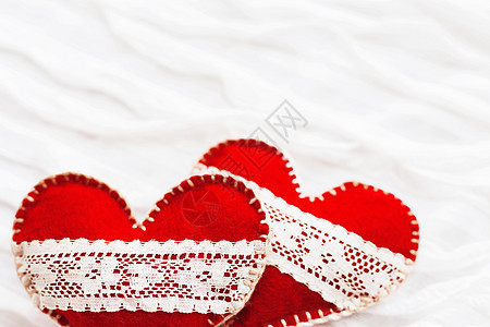白色布料背景与ruche 两个感觉着心带蕾丝 爱的象征 对情人节卡片很好 文本的位置夫妻庆典手工织物褶皱假期红色情感纺织品毛毡图片