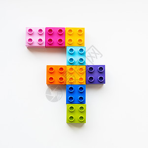 7号由多彩的构件块制成 玩具砖按顺序排列 第7号为教育过程——使用多色玩具细节与孩子一起学习的数字图片