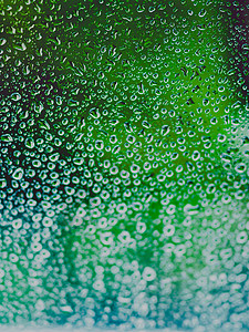 玻璃上的雨滴 绿色水滴在透明表面的轮廓上倾盆大雨白色湿度雨量细雨淋浴背景瓢泼大雨水分湿气图片