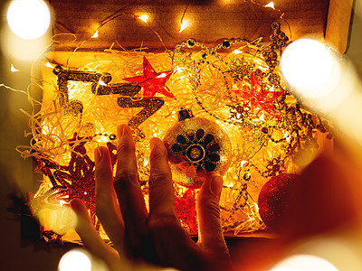 装有圣诞和新年装饰品及灯光的纸板盒星星雪花红色纸板宝藏黑暗假期女士庆典灯泡图片