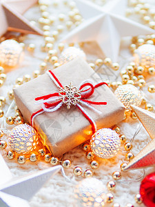 圣诞节和新年 在白编织的背面上装饰明星红色假期礼物工艺星星图案白色庆典盒子金属图片