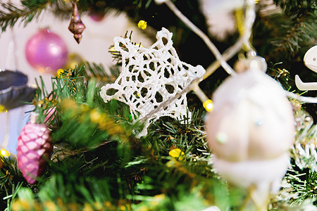 圣诞和新年背景 有夏夜树和装饰品 小雪花作为节日毛皮树的玩具 在家过着舒适的假期背景图片