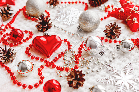 圣诞节和新年背景与装饰球星银色闪闪发光的雪花心在针织面料上带有装饰图案假期红色织物星星浪漫松果白色庆典火花图片